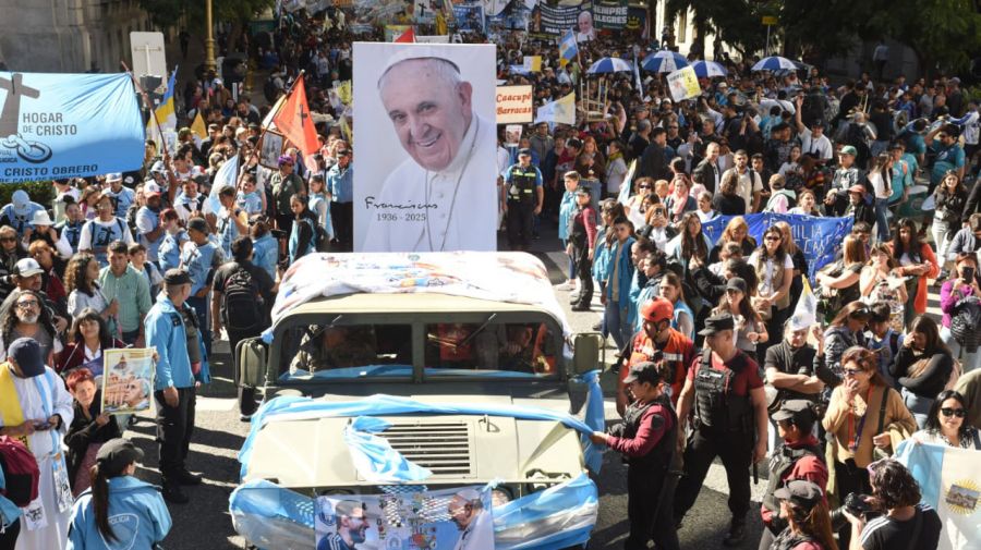 La peregrinación en los alrededores de la Catedral, tras la misa por el papa Francisco.