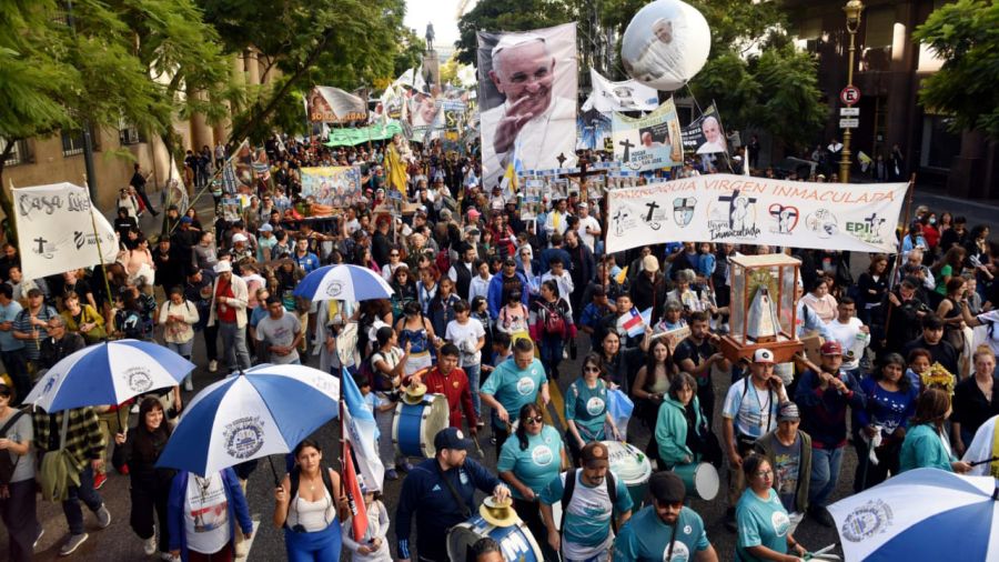 La peregrinación en los alrededores de la Catedral, tras la misa por el papa Francisco.