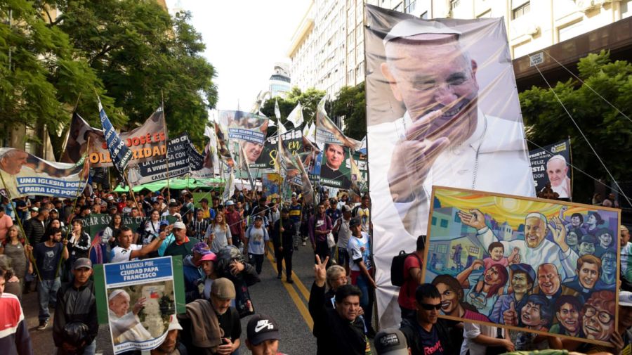 La peregrinación en los alrededores de la Catedral, tras la misa por el papa Francisco.