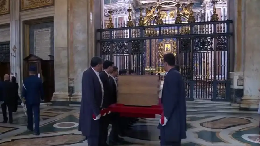 Llega el feretro papa francisco basilica