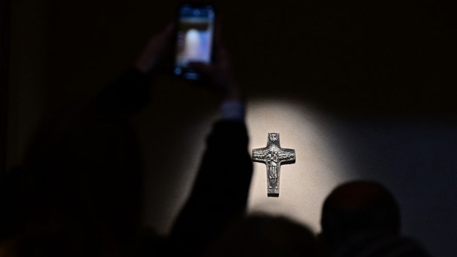 La tumba de Francisco, con cientos de visitantes este domingo en Roma.