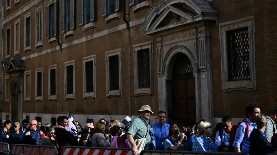 Largas filas para visitar la tumba del papa Francisco en Roma.