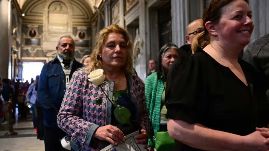Largas filas para visitar la tumba del papa Francisco en Roma.