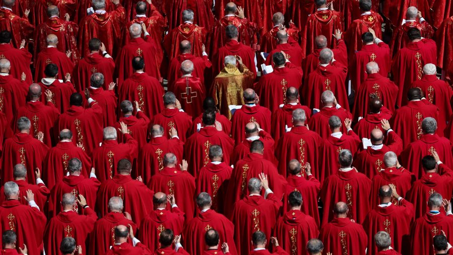 Fotogaleria Imagen de miembros del clero orando en el funeral del papa Francisco en la Plaza de San Pedro, en el Vaticano