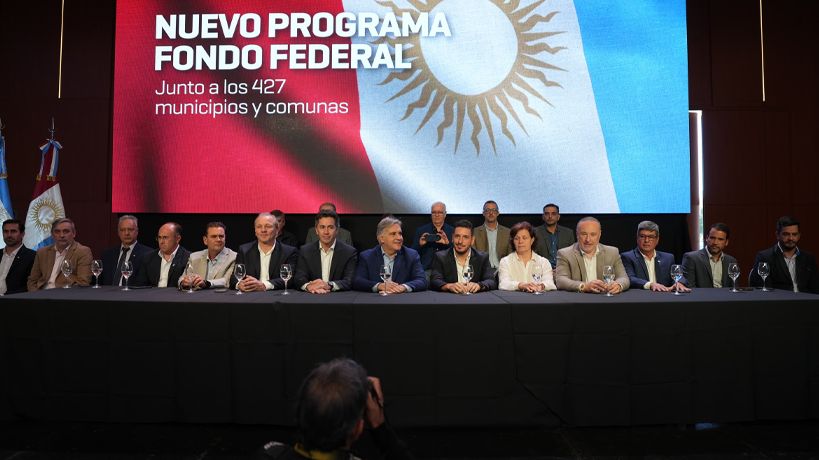 Mesa de Llaryora con los intendentes
