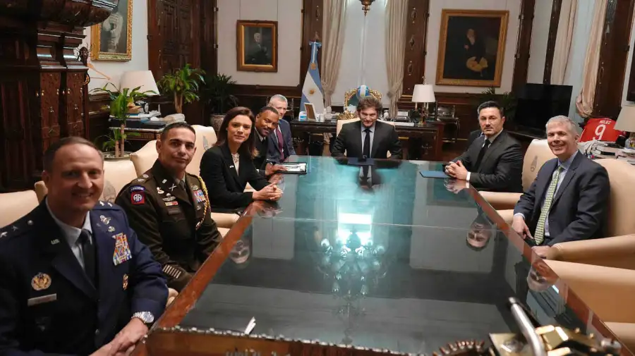 El presidente Javier Milei recibió este martes al jefe del Comando Sur de Estados Unidos, almirante Alvin Holsey 20250429