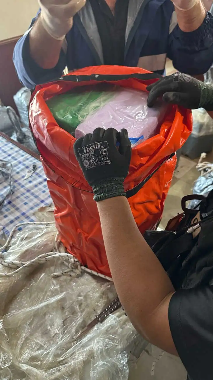 LA ADUANA DESCUBRIÓ 400 KG DE COCAÍNA EN UN BUQUE EN EL PUERTO DE SAN LORENZO 20250430