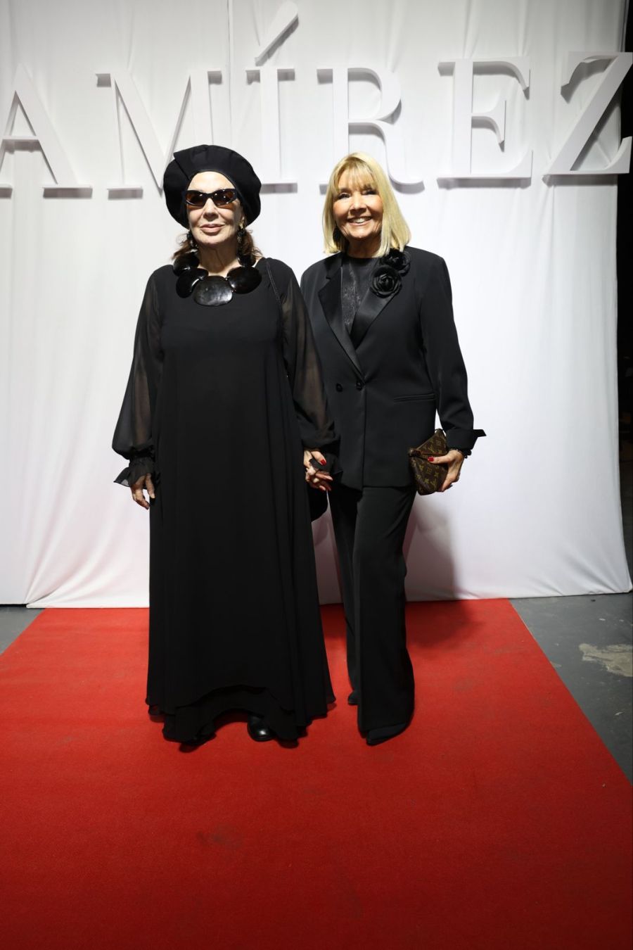 Los looks total black del desfile Ramírez / Créditos: Grupo MASS