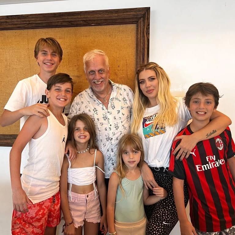Andrés Nara con su hija y nietos