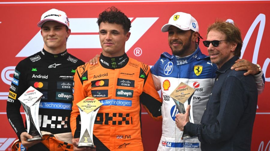 Oscar Piastri, Lando Norris, Lewis Hamilton y Jerry Bruckheimer, productor de la próxima película basada en la Fórmula Uno, F1