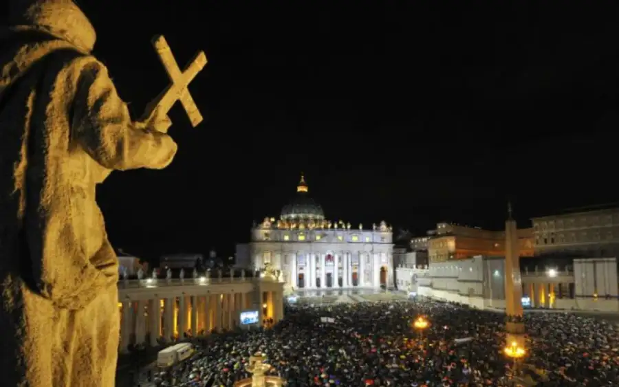 Miles de católicos esperan por un nuevo papa en la plaza de San Pedro