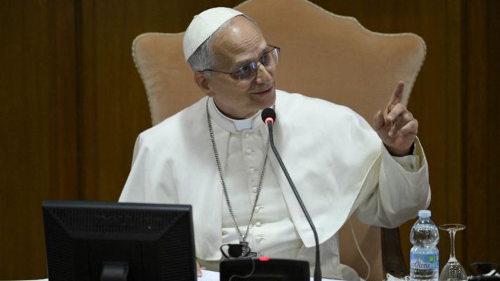 https://fotos.perfil.com//2025/05/10/712/0/primera-reunion-del-papa-leon-xiv-con-el-colegio-cardinalicio-2020470.jpg?webp