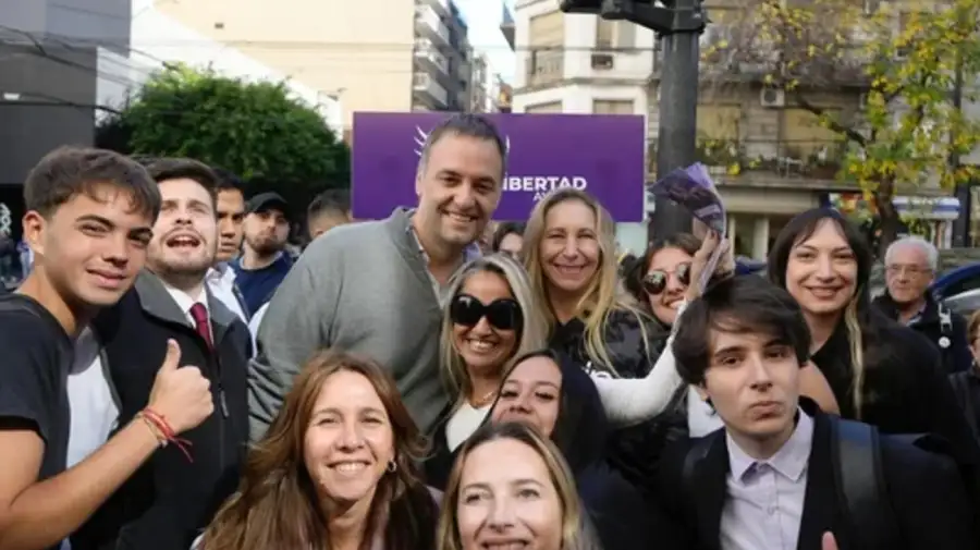 20250510 Manuel Adorni recorrió barrios porteños junto a Karina Milei