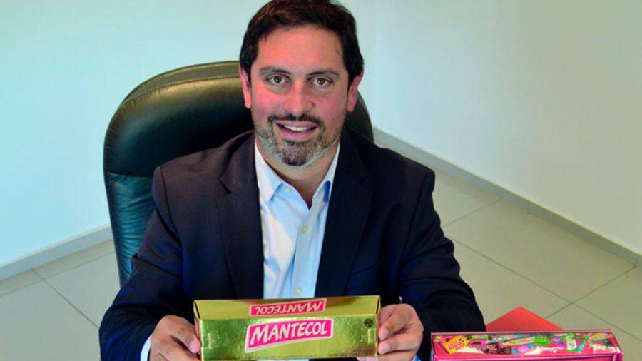 Zonnaras con un Mantecol en la mano