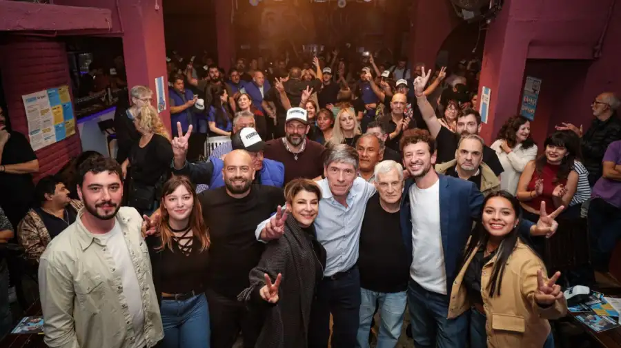 Juan Manuel Abal Medina y Carolina Papaleo en un acto de campaña 2025