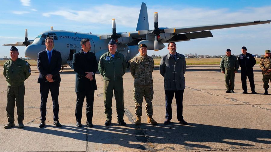 Luis Petri en la fábrica de aviones Fadea