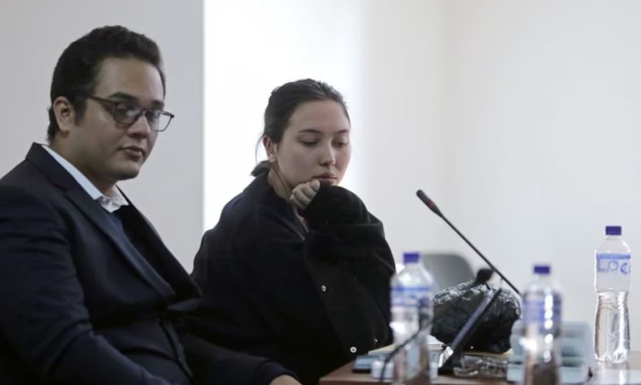 Aida Victoria con su abogado