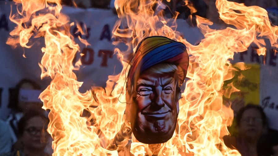 Fotogaleria Activistas del Partido del Congreso de la India queman una efigie del presidente estadounidense Donald Trump por lo que afirman es su interferencia en el conflicto entre India y Pakistán