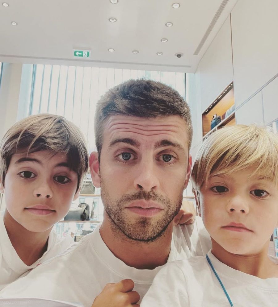 Gerard Piqué junto a sus hijos