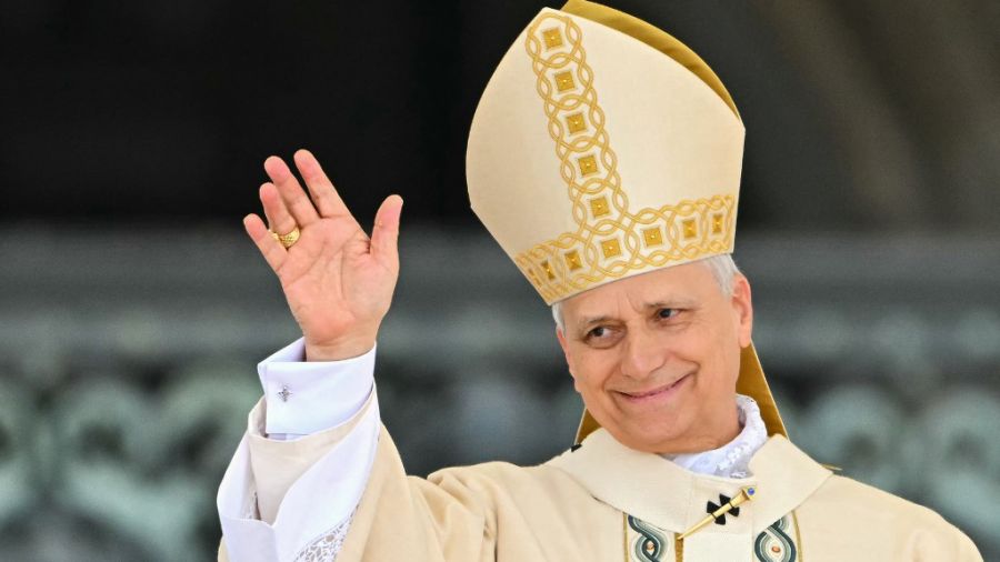 El papa León XIV, entronizado como sucesor de Francisco en el Vaticano.
