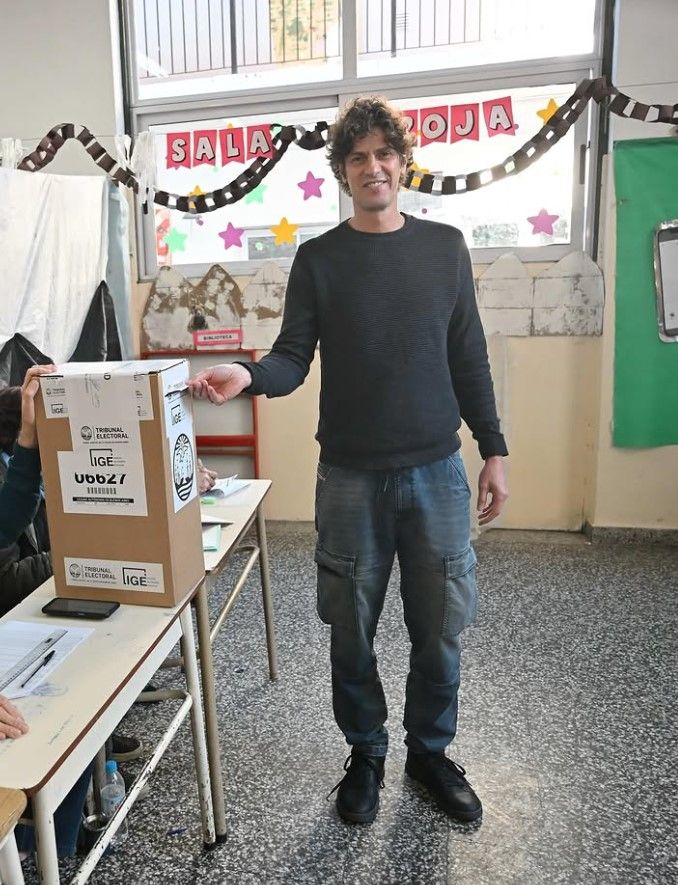 Famosos votando