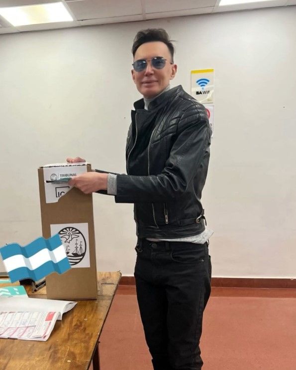 Famosos votando