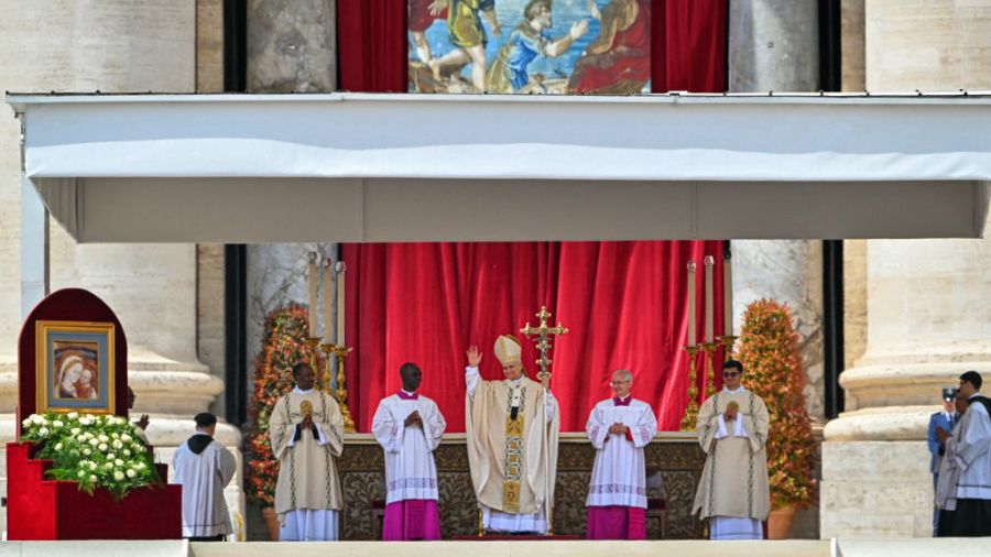 León XIV, entronizado en el Vaticano como nuevo jefe de la Iglesia.