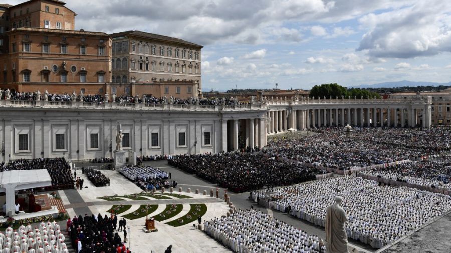 León XIV, entronizado en el Vaticano como nuevo jefe de la Iglesia.