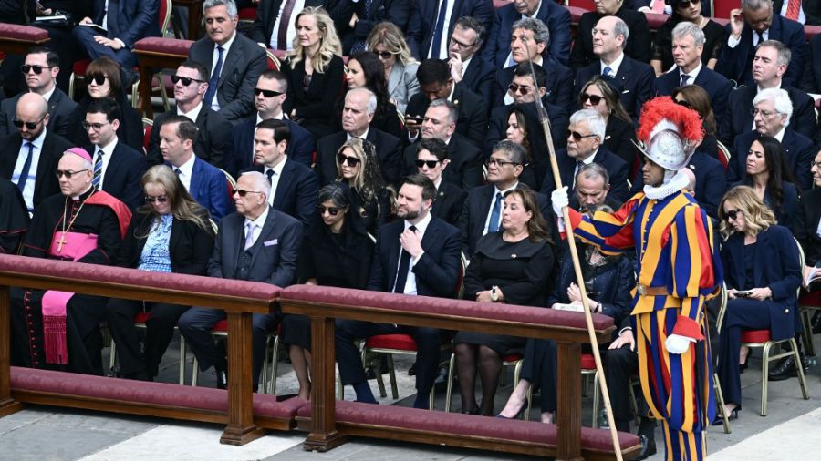 León XIV, entronizado en el Vaticano como nuevo jefe de la Iglesia.