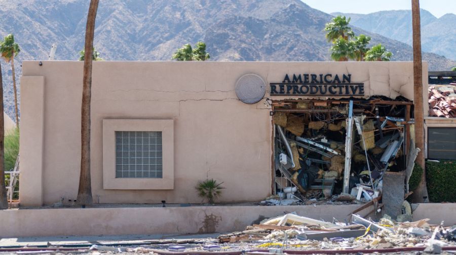 Una bomba dejó un muerto al estallar frente a una clínica de salud reproductiva en California.