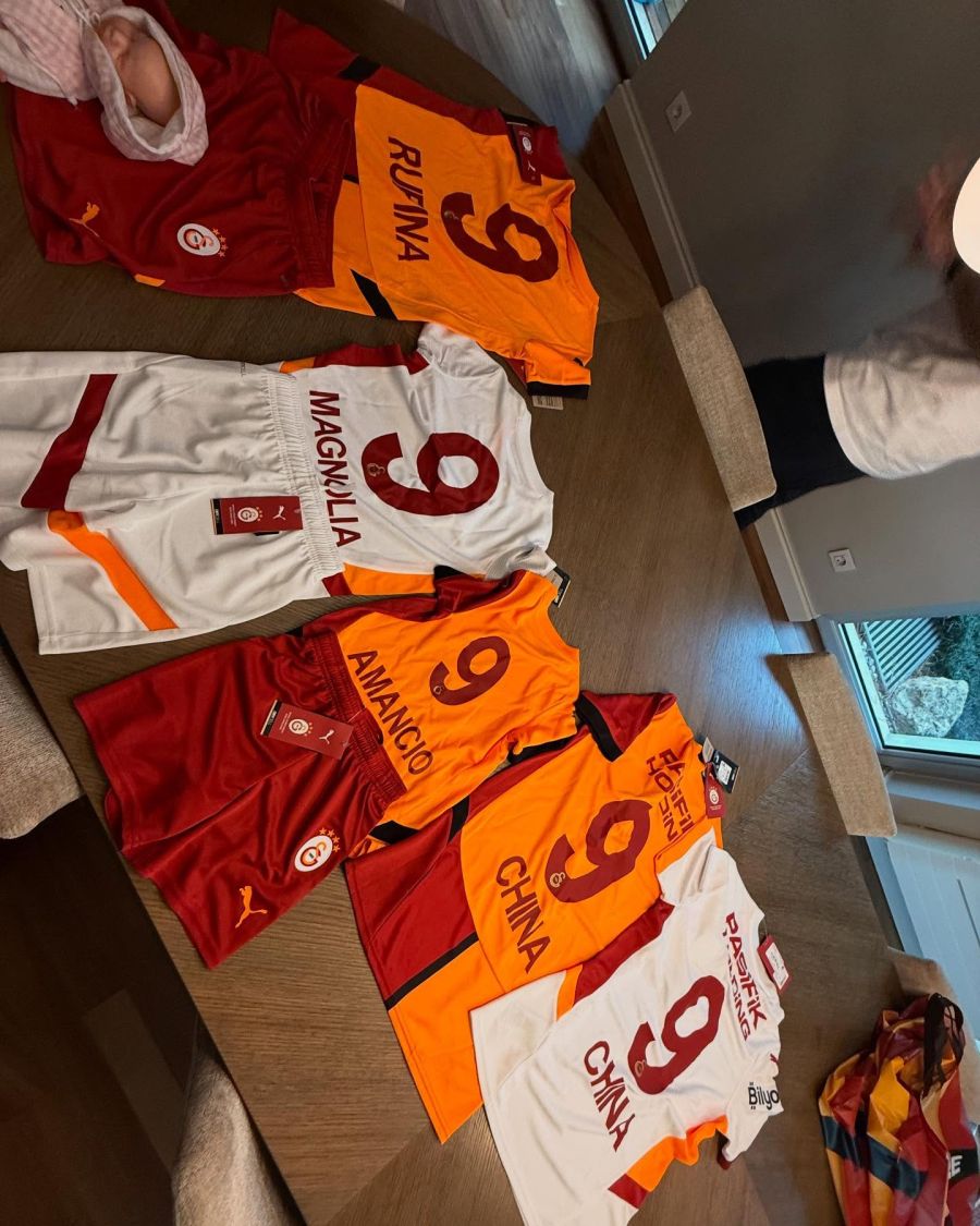 El Galatasaray sorprendió a los hijos de la China Suárez y el gesto se volvió viral