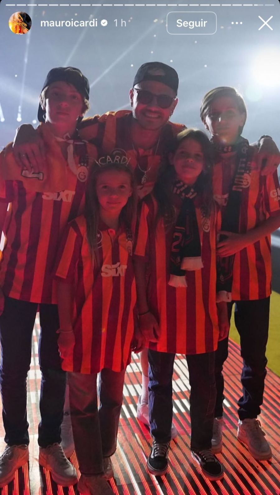 Mauro Icardi junto a sus hijas y los hijos de Wanda Nara