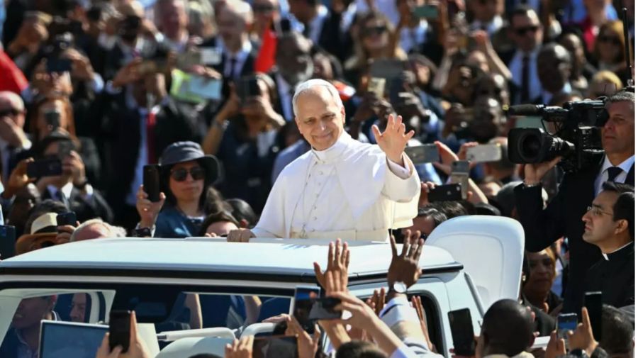 El papa León XIV durante su primera audiencia general
