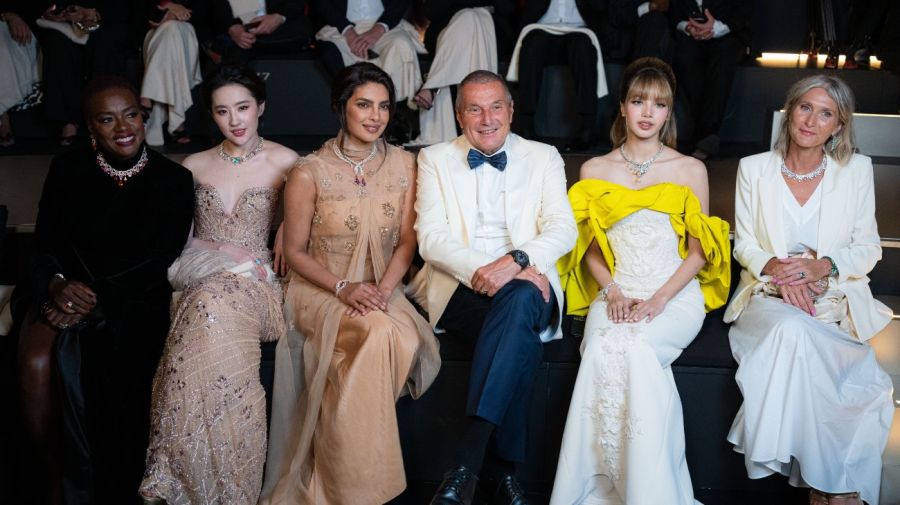 Viola Davis, Liu Yifei, Priyanka Chopra Jonas, el CEO de Bvlgari, Jean-Christophe Babin, Lisa y la esposa de Babin