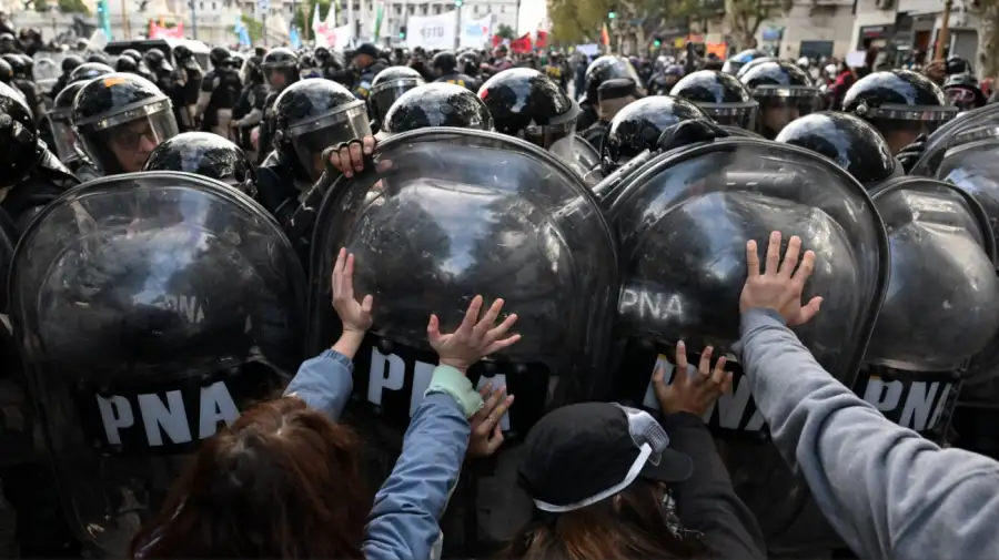 Reprimieron a periodistas y jubilados frente al Congreso 20250521