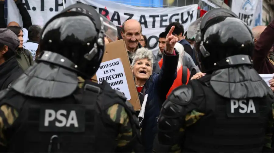 Reprimieron a periodistas y jubilados frente al Congreso 20250521