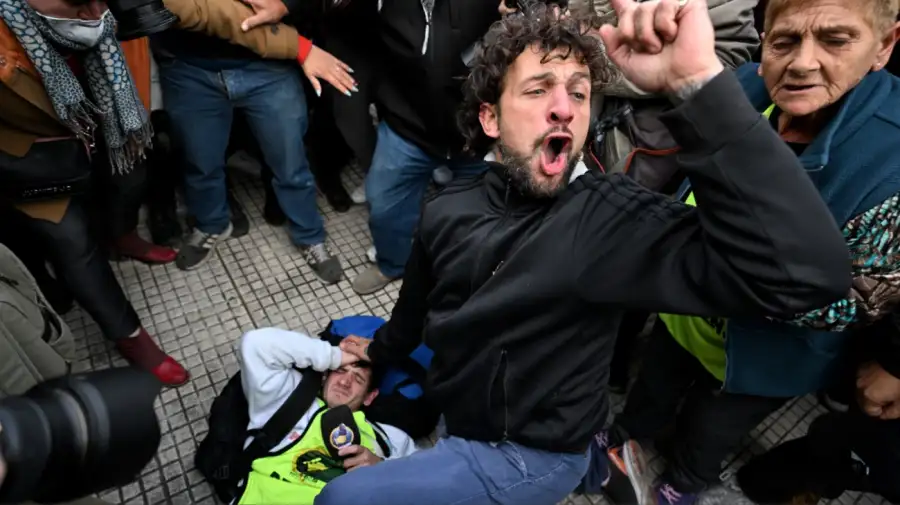 Reprimieron a periodistas y jubilados frente al Congreso 20250521