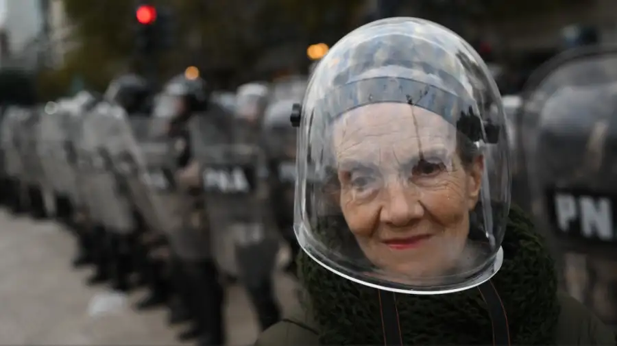 Reprimieron a periodistas y jubilados frente al Congreso 20250521