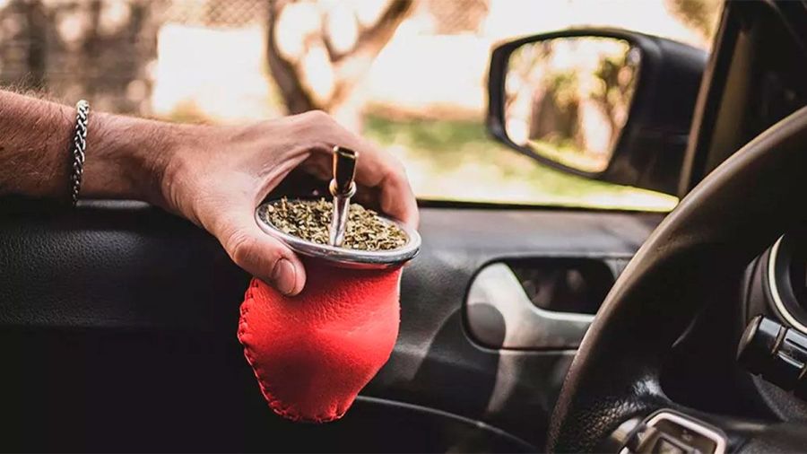 En dos provincias argentinas prohibieron tomar mate mientras se conduce por la ruta
