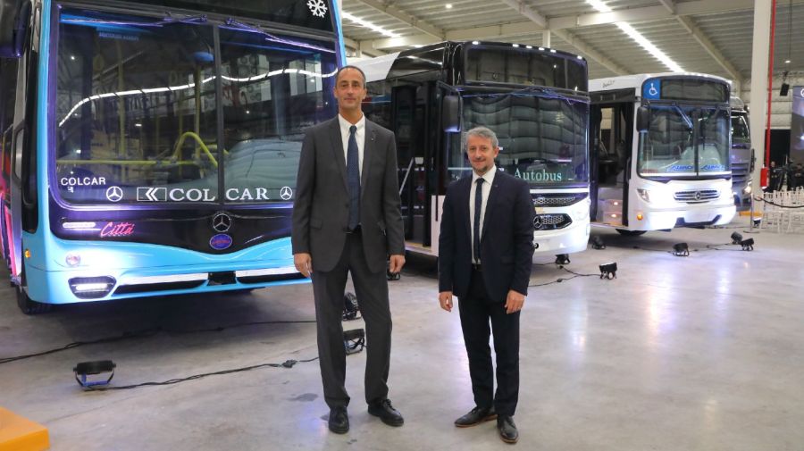 Fernando Rivero, director de Desarrollo de Red Comercial de Ventas y Postventa de Mercedes-Benz Camiones y Buses; y Raúl Barcesat