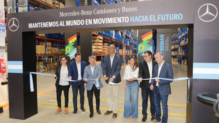Marcelo Matzkin, intendente de Zárate, y Raúl Barcesat, presidente y CEO de Mercedes-Benz Camiones y Buses