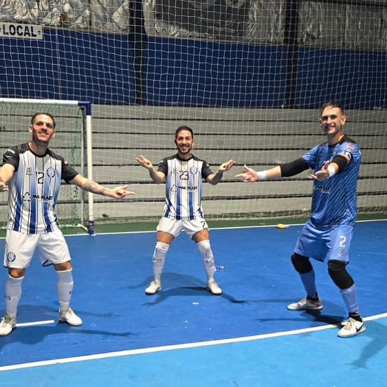 De izquierda a derecha, Franco, Lucas y Juan Cruz Riveras, la familia de 17 de Agosto.