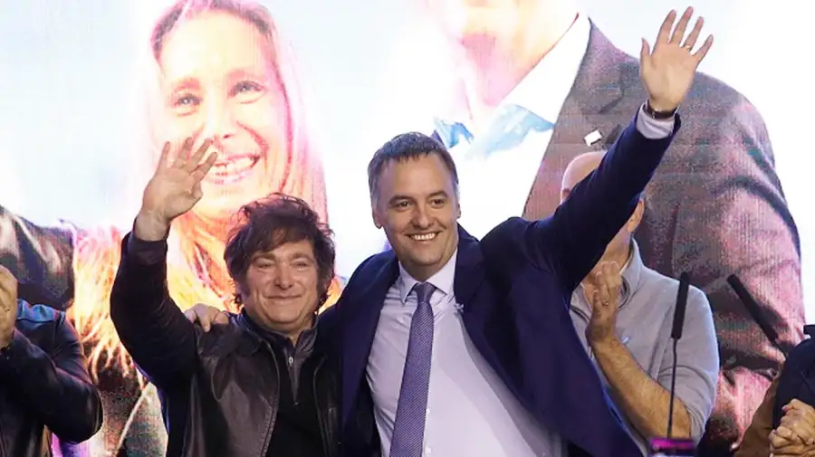 Javier Milei y su vocero, Manuel Adorni.