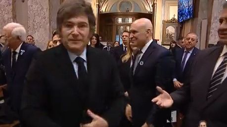 Milei no quiso darle la mano a Jorge Macri en el acto en la Catedral por el 25 de Mayo.