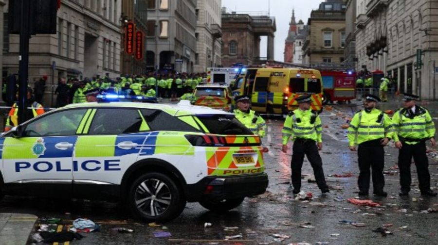 El horror del desfile de trofeos del Liverpool cuando un automóvil 