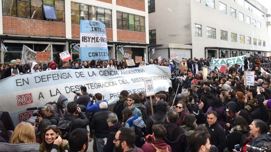 Científicos contra el ajuste en el Polo Científico20250528