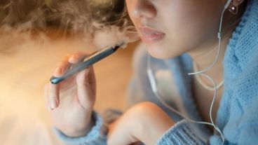 Pediatras alertan sobre el uso de vapeadores.