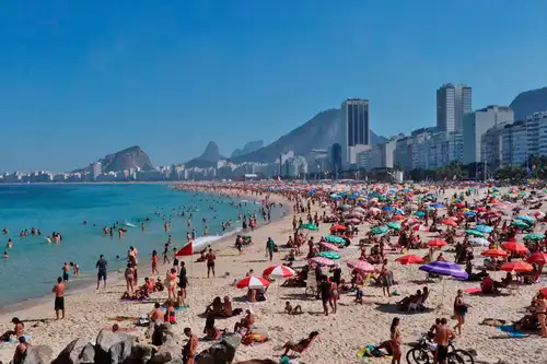 Prohíben la música y las ventas ambulantes en las playas de Río de Janeiro.