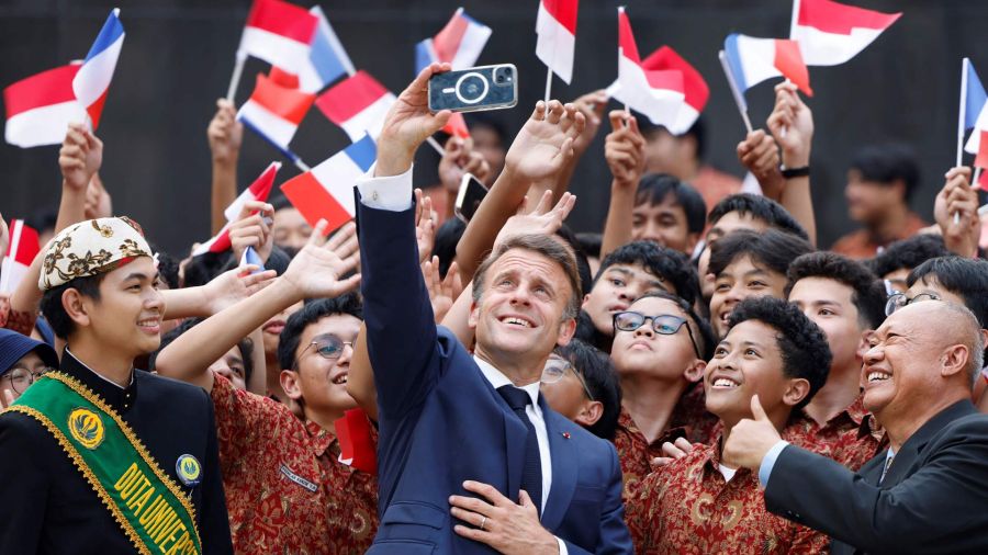 Fotogaleria El presidente de Francia, Emmanuel Macron, posa para fotografías con estudiantes durante su visita a la Universidad Nacional de Yakarta, Indonesia