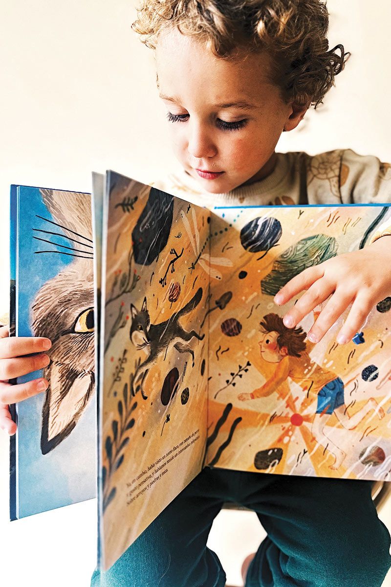 Chico con libro